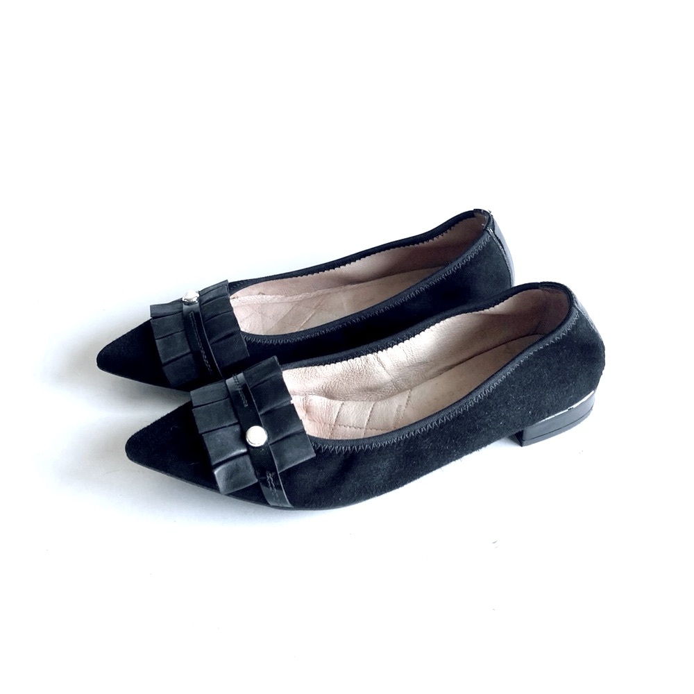 Black Pointed Ballet Flats with Decorative Pleated Bow
